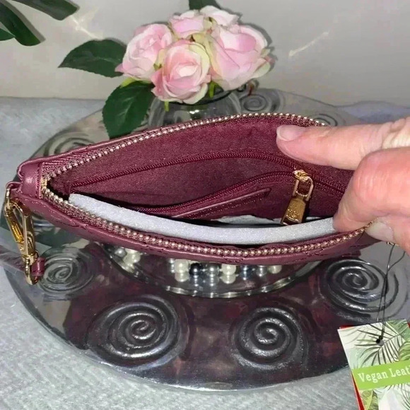 👜 NEW Badgley Mischka Quilted Clutch in Burgundy NWT - Picture 2 of 10